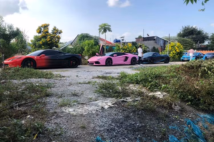 Qua quá trình kiểm tra, có 5 siêu xe vi phạm với các lỗi, gồm: không gắn đủ biển số, gắn biển số xe không đúng với giấy đăng ký xe, nghi vấn sử dụng giấy phép lái xe không do cơ quan có thẩm quyền cấp, không có giấy phép lái xe và giấy đăng ký xe theo quy định.