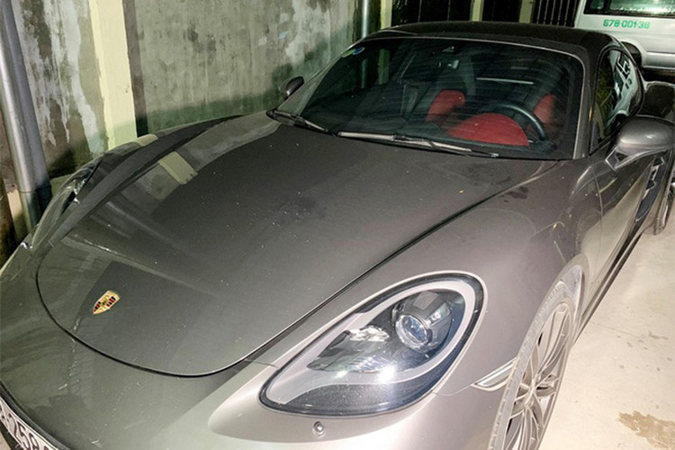 Chiếc thứ 3 là siêu xe Porsche 718 Cayman phiên bản tiêu chuẩn. Tại Việt Nam, Porsche phân phối 718 Cayman với 2 phiên bản là tiêu chuẩn và bản S. Mức giá xe Porsche 718 tại Việt Nam từ 3,67 tỷ và 4,67 tỷ đồng.