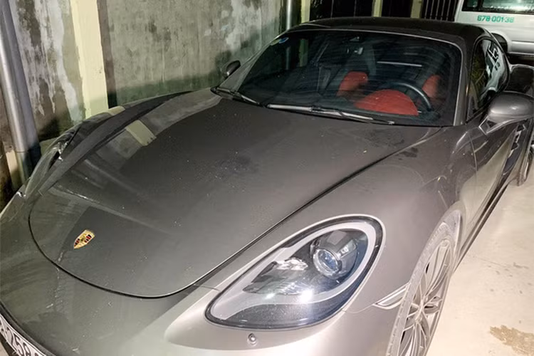 Chiếc thứ 3 là siêu xe Porsche 718 Cayman phiên bản tiêu chuẩn. Tại Việt Nam, Porsche phân phối 718 Cayman với 2 phiên bản là tiêu chuẩn và bản S. Mức giá xe Porsche 718 tại Việt Nam từ 3,67 tỷ và 4,67 tỷ đồng.