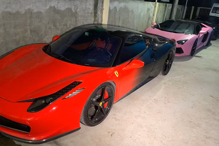 Cảnh sát đã lập biên bản vi phạm, tạm giữ 3 xe và hai giấy phép lái xe, chờ xác minh xử lý. Ba siêu xe bị tạm giữ gồm Lamborghini Aventador, Ferrari 458 Italia và Porsche 718 Cayman. Đáng chú ý nhất chính là siêu xe màu sơn đỏ vừa được chủ nhân dán lớp decal phong cách chuyển màu đỏ đen. Khác với những chiếc 458 có mặt trước đây, chiếc 458 Italia này có một số chi tiết bằng carbon và ghế đua ở bên trong.