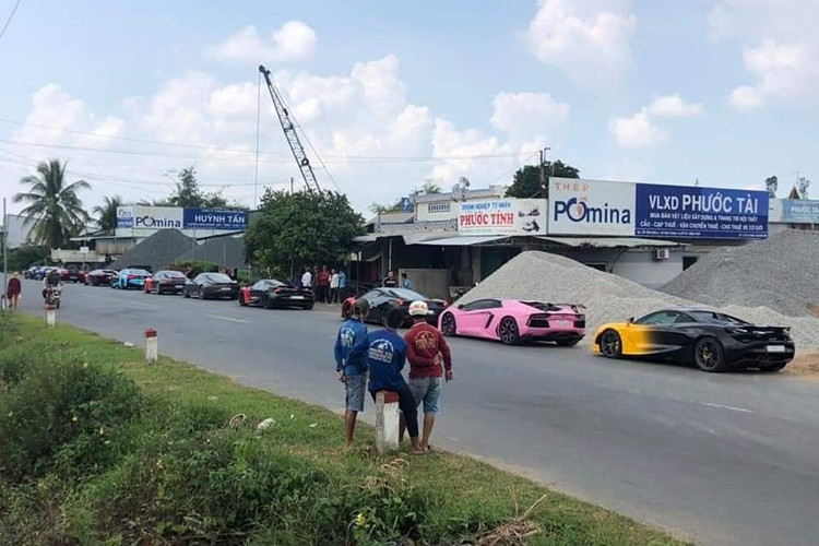 Cuối tuần vừa qua, Phòng Cảnh sát giao thông An Giang phát hiện dàn xe thể thao, siêu xe chục tỷ đồng được cho là từ TP HCM lưu thông với tốc độ khá nhanh trên tuyến quốc lộ 91, đoạn từ Long Xuyên đi Châu Đốc.