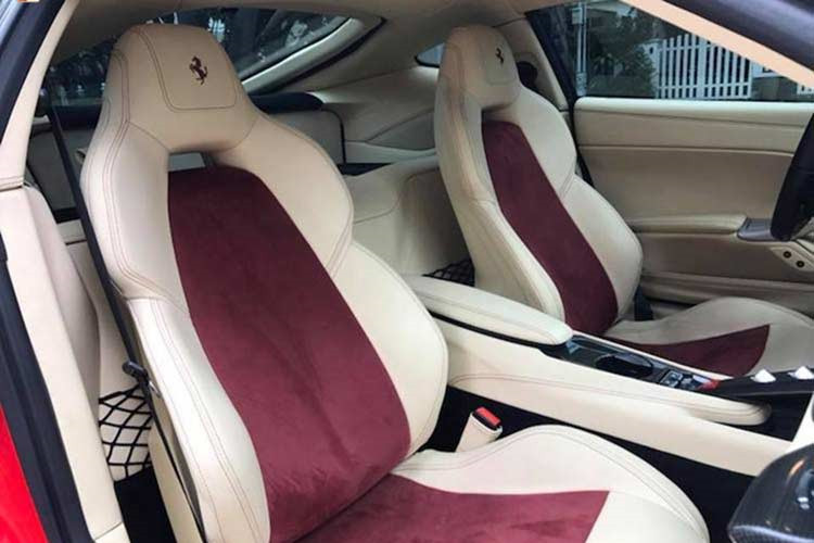 Trước khi được trang bị bộ body kit hàng hiếm của Duke Dynamics, siêu xe Ferrari F12 Berlinetta của đại gia Vũng Tàu cũng từng mang trên mình bộ body kit độc nhất Việt Nam của hãng DMC. Đi kèm bản độ này còn có mâm Forgiato đa chấu, hệ thống treo và ống xả của hãng Innotech.