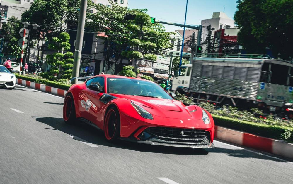 Ngay từ cái nhìn đầu tiên ở ngoại hình, bản độ Ferrari F12 Berlinetta của Duke Dynamics đã trông khá hung dữ với việc trang bị thêm một cánh lướt gió cỡ lớn bằng sợi carbon, cản va trước và lưới tản nhiệt phía trước đầu xe thiết kế lại dữ dằn hơn.