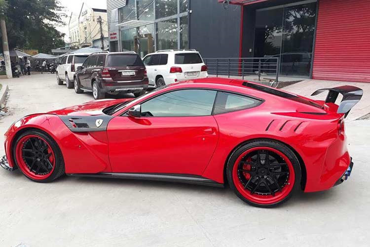 Siêu xe Ferrari F12 Berlinetta độ body kit Duke Dynamics còn được thay đổi đuôi xe bao gồm có khuếch tán mới thể thao và cá tính hơn so với xe nguyên bản. Tuy nhiên, ấn tượng nhất chính là việc siêu xe này có thêm một cánh gió đuôi cố định bằng sợi carbon.