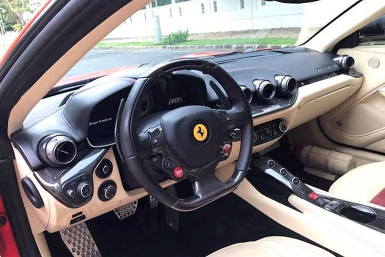 Để hoàn thành bản độ Ferrari F12 Berlinetta độc nhất vô nhị tại Việt Nam của mình, doanh nhân Vũng Tàu còn trang bị cho siêu xe bộ mâm mới của hãng HRE với tông màu đen bóng kết hợp cùng viền ngoài la-zăng có màu đỏ làm điểm nhấn. Trước đó, chiếc F12 Berlinetta này từng gắn bộ mâm đa chấu sơn màu bạc cũng của HRE.