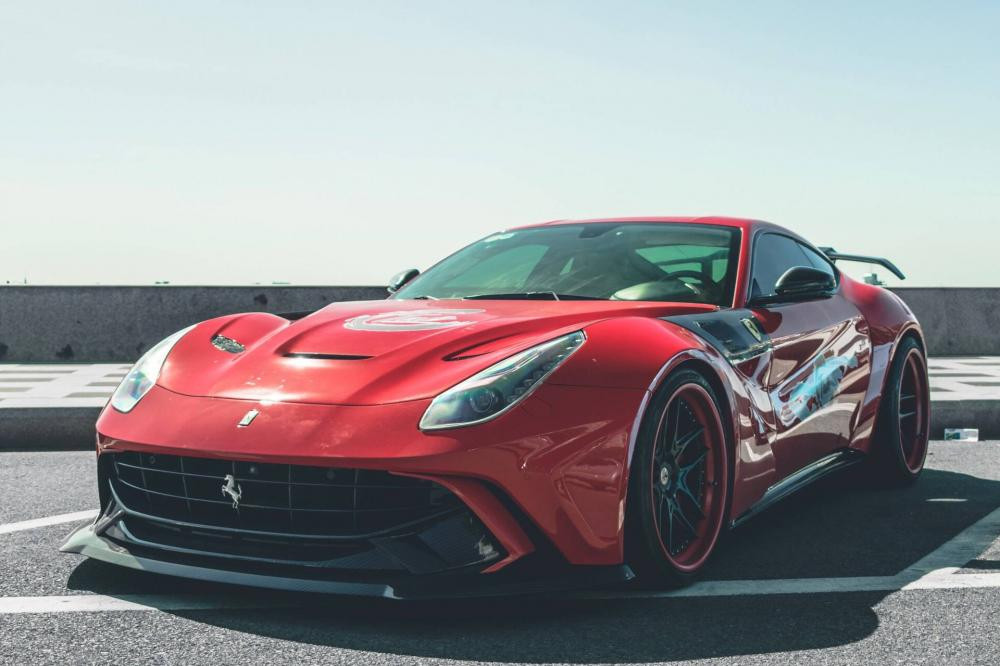 Nắp capô mới trên Ferrari F12 Berlinetta bản độ Duke Dynamics còn có các hốc gió vừa đảm nhận nhiệm vụ thoát khí tốt hơn cũng mang đến ngoại hình hầm hố cho "siêu ngựa" này. Các vòm bánh xe của Ferrari F12 Berlinetta độ body kit Duke Dynamics được nới rộng ra nhằm kích thước bề ngang cho xe. 