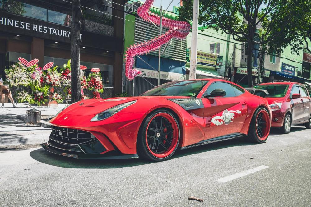 Động cơ kết hợp cùng hộp số ly hợp kép 7 cấp, nhờ đó, siêu xe Ferrari F12 Berlinetta độ body kit Duke Dynamics của người yêu xe tại Vũng Tàu chỉ mất khoảng thời gian 3,1 giây để tăng tốc từ vị trí đứng yên lên 100 km/h trước khi đạt vận tốc tối đa 340 km/h.