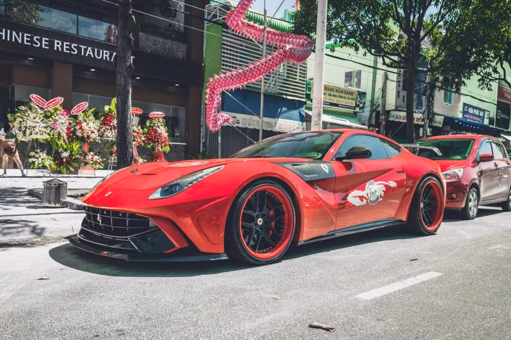 Động cơ kết hợp cùng hộp số ly hợp kép 7 cấp, nhờ đó, siêu xe Ferrari F12 Berlinetta độ body kit Duke Dynamics của người yêu xe tại Vũng Tàu chỉ mất khoảng thời gian 3,1 giây để tăng tốc từ vị trí đứng yên lên 100 km/h trước khi đạt vận tốc tối đa 340 km/h.