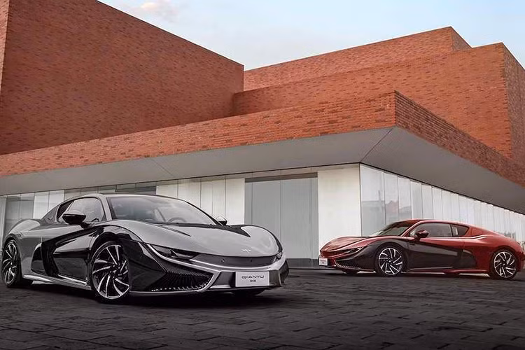 Hiện tại ở Trung Quốc, giá xe Qiantu K50 đang bán ra ở mức là 754.300 NDT (tương đương 2,6 tỷ đồng). Và chưa dừng lại ở thị trường quê nhà, CH Auto đang nghiêm túc muốn đưa thương hiệu này ra ngoài Thế giới. Đặc biệt, hãng muốn bắt đầu từ thị trường đình đám Mỹ.