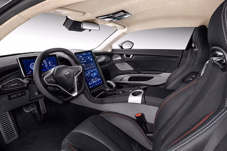 Bên trong cabin, Qiantu K50 cũng hướng tới "số hóa" như nhiều chiếc xe điện khác khi sở hữu bảng điều khiển trung tâm là một màn hình cảm ứng lớn đặt dọc, cùng với bảng đồng hồ kỹ thuật số. Những màn hình này được đặt trong không gian cabin được thiết kế với nhiều đường cong và bề mặt phức tạp, tinh xảo.