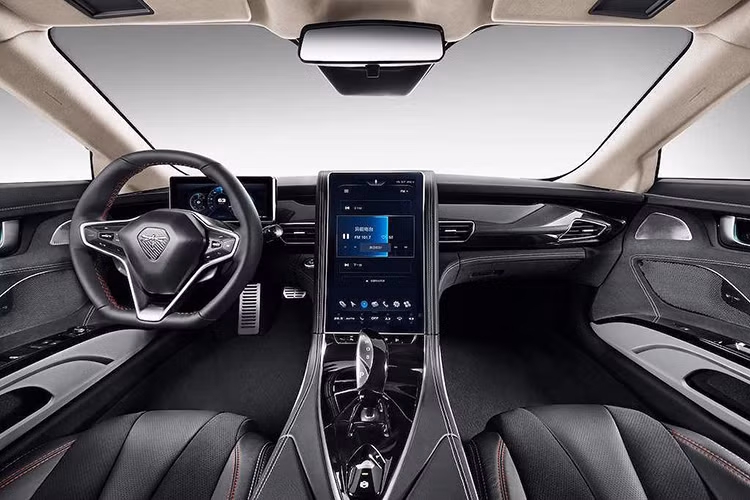 Hiện tại, chiếc xe đang được trang bị 2 mô-tơ điện - mỗi chiếc được đặt ở một cầu để cho tổng công suất 402 mã lực. Được cung cấp nguồn bởi khối pin 78kWh, K50 có khả năng đi được tối đa 380km cho mỗi lần sạc đầy (đo theo chuẩn NEDC của châu Âu), tăng tốc từ 0-100km/h chỉ trong 4,6 giây và tốc độ tối đa 200km/h.