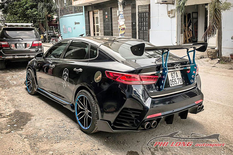 Không chỉ có đầu xe được thay đổi phong cách, phần đuôi của chiếc xe Kia cũng được thiết kế lại hầm hố hơn, kết hợp với bộ đuôi cá nổi bật biến chiếc xe không khác gì xe đua khi nhìn trực diện từ phía sau.