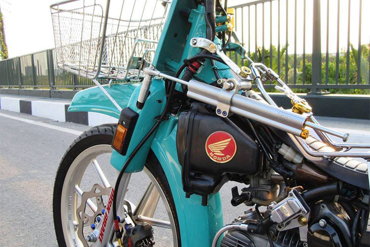 Phía trước người lái là giá để đồ phong cách, móc treo đồ, một số đồ chơi kiểng... đáng chú ý phía sườn xe là thanh trợ lực Ohlins "hàng hiệu" với tổng hành trình 140mm giúp đầu xe ổn định khi chạy ở tốc độ cao.