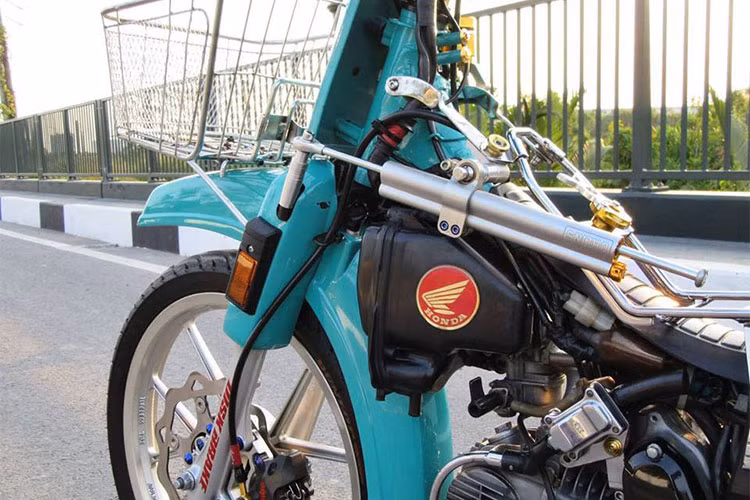 Phía trước người lái là giá để đồ phong cách, móc treo đồ, một số đồ chơi kiểng... đáng chú ý phía sườn xe là thanh trợ lực Ohlins "hàng hiệu" với tổng hành trình 140mm giúp đầu xe ổn định khi chạy ở tốc độ cao.