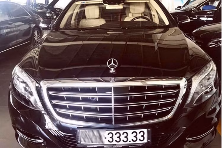 Điều ấn tượng, chiếc xe siêu sang đang được rao bán còn sở hữu biển "ngũ quý" 3 đẹp mắt. Theo giới thạo tin, đây là chiếc Maybach S600 đầu tiên tại TP HCM sở hữu biển "ngũ quý". Trong đó, con số 3 được giới chơi xe quan niệm là tài.