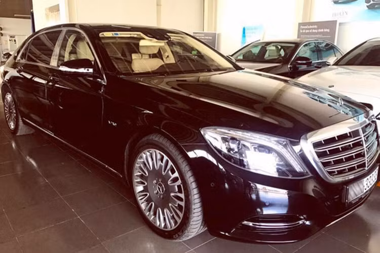 Sau những chiếc xe Mercedes-Maybach S600 mang biển cặp hay "tứ quý" thu hút nhiều sự chú ý thì Mercedes-Maybach S600 này ấn tương hơn rất nhiều. Với mức giá rao bán chỉ 9,5 tỷ đồng - theo nhiều người chơi xe đánh giá đây là mức giá khá hời cho chủ nhân mới nếu tậu được.