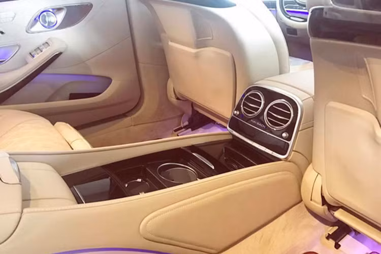 Nội thất Maybach S600 được trang bị không gian rộng rãi cùng những tùy chọn xa hoa như ghế sau có chức năng đỡ chân tĩnh điện hoặc bộ ly champagne bằng bạc được chế tác bởi Robbe và Berking.