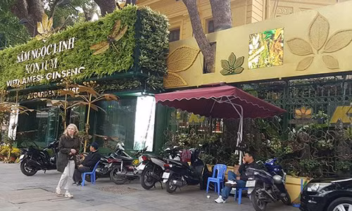 Dat vang cong so, hang quan bua vay: Thong tin hop dong thue bi bung bit