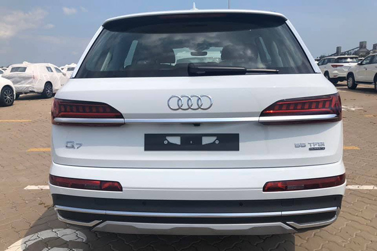 Mẫu SUV hạng sang Audi Q7 mới có thiết kế phần đầu mang nhiều đường nét tương đồng với người anh em SUV Coupe Q8. Phần đầu xe được trang bị cụm lưới tản nhiệt ‘’Singleframe’’ hình bát giác cỡ lớn mới, trang bị cụm đèn pha công nghệ HD Matrix LED và cả có tùy chọn đèn pha Laser tiên tiến. Ngay cả khi không bật đèn, cụm đèn mới của Q7 sẽ không thể nhầm lẫn với cụm đèn Q7 cũ. Cản trước tích hợp hai khe hút gió cỡ lớn mang lại kiểu dáng vạm vỡ và năng động hơn trước.