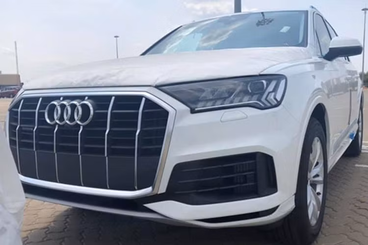 Audi Q7 là một trong những mẫu xe sang cỡ lớn hợp nhãn các khách hàng Việt Nam. Những lô xe trước đây đều nhận được sự quan tâm lớn của người dùng. Phiên bản Audi Q7 2020 facelift mới ra mắt toàn cầu từ tháng 6/2019. Tuy nhiên, do nhiều rắc rối về khâu nhập khẩu mà mãi đến nay, lô xe Q7 2020 facelift chính hãng đầu tiên mới về đến Việt Nam.