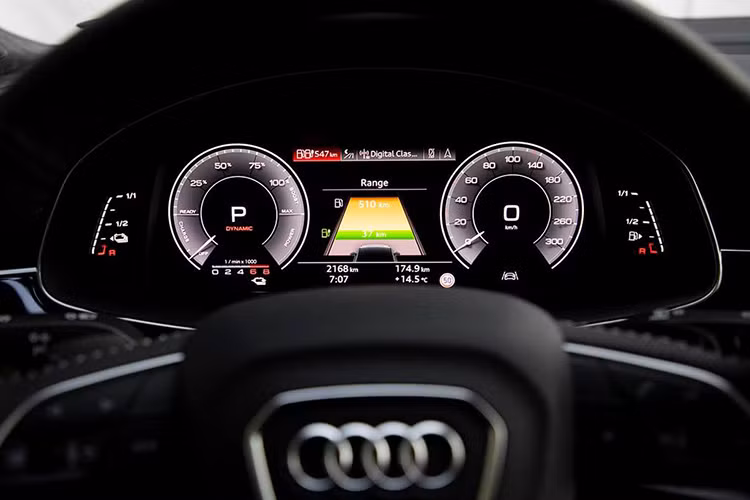 Bên trong Q7 nổi bật với hai màn hình hỗ trợ lái Audi Virtual Cockpit và cảm ứng trung tâm cỡ lớn tích hợp hệ thống giải trí MMI (Multimedia Interface) và hệ thống hỗ trợ hành trình thích ứng mới nhất, khi tắt màn hình cảm ứng trung tâm dường như vô hình trên bề mặt táp-lô phía trước bởi màu đen liền mạch với tổng thể. Nhìn chung, bảng điều khiển của Q7 facelift trông hiện đại hơn đáng kể nếu so với A4 facelift (B9). 