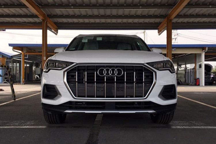 Audi Q7 mới về Việt Nam còn bao gồm một loạt trang bị đi kèm như: đèn LED trang trí nội thất, điều hoà tự động 4 vùng độc lập, dàn âm thanh bao cấp 3D Bang &amp; Olufsen, điều hoà không khí ion hoá. Nhiều gói trang trí ở ghế và bộ ghế thể thao S có thông gió, massage và nhiều tùy chọn hơn.