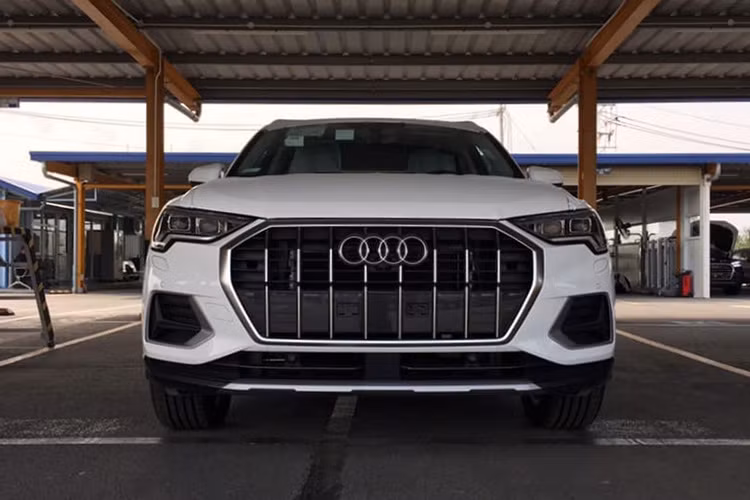 Audi Q7 mới về Việt Nam còn bao gồm một loạt trang bị đi kèm như: đèn LED trang trí nội thất, điều hoà tự động 4 vùng độc lập, dàn âm thanh bao cấp 3D Bang &amp; Olufsen, điều hoà không khí ion hoá. Nhiều gói trang trí ở ghế và bộ ghế thể thao S có thông gió, massage và nhiều tùy chọn hơn.