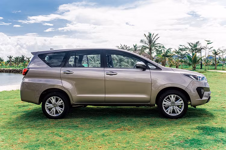 Mẫu MPV quốc dân này cũng được bổ sung khởi động nút bấm trên phiên bản Venturer và 2.0 G (phiên bản V có sẵn tính năng này); cảm biến hỗ trợ đỗ xe trên cả 4 phiên bản; camera lùi cho bản 2.0 G và 2.0 E (có sẵn trên bản V và Venturer) và cuối cùng phiên bản tiêu chuẩn 2.0 E, vốn dành cho khách hàng kinh doanh vận tải giờ đây cũng được nâng hệ thống thông tin giải trí đi kèm hệ thống hỗ trợ đỗ xe.