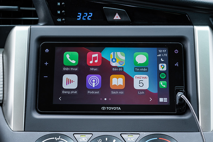 Phiên bản 2.0E được nâng cấp bao gồm: 6 cảm biến hỗ trợ đỗ xe, camera lùi và màn hình cảm ứng 7 inch với giá bán được điều chỉnh giảm 21 triệu, còn 750 triệu đồng cùng ưu đãi gói thay dầu máy, lọc dầu và kiểm tra xe miễn phí 3 năm có giá trị tương đương với 20 triệu đồng (không quy đổi ra tiền mặt) mang lại giải pháp đầu tư hợp lý dành cho các công ty, tổ chức và doanh nghiệp.