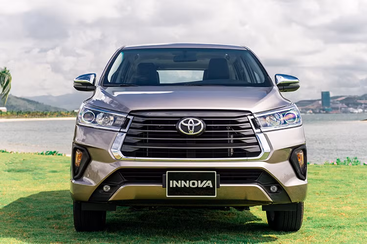 Ngoài những điểm chính như trên, trên 3 phiên bản Venturer, 2.0 V và 2.0 G của Toyota Innova 2021 giờ đây cũng có sự đồng nhất về mặt trang bị. Cụ thể, cụm đèn chiếu sáng phía trước của phiên bản Venturer và 2.0 G giờ đây cũng đã được nâng cấp lên giống với bản 2.0 V: đèn chiếu gần sử dụng bóng LED, đèn chiếu xa sử dụng bóng halogen, thêm hệ thống đèn chờ dẫn đường.