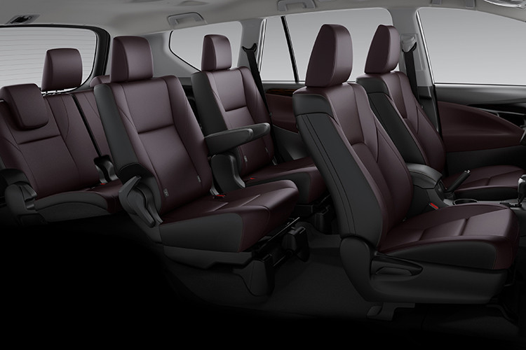 Dẫu rằng phân khúc MPV giá rẻ hiện đang nổi lên với nhiều sản phẩm đáng chú ý nhưng nhờ không gian 7 chỗ ngồi rộng rãi do chiều dài cơ sở thuộc tầm cỡ trung, đi kèm với đó là sự bền bỉ qua từng năm tháng đã được chứng minh khiến cho Innova vẫn là một sự lựa chọn hấp dẫn của khách Việt.