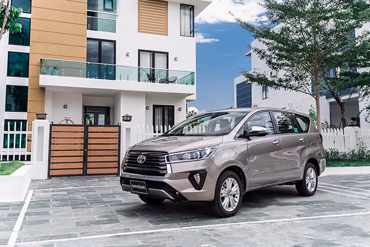 Giá xe Toyota Innova 2021 tại Việt Nam được bán ra chính hãng như sau; phiên bản Innova 2.0E MT là 750 triệu đồng, phiên bản Innova 2.0G AT từ 865 đến 873 triệu đồng, Innova Venturer bán ra từ 879 đến 887 triệu đồng, phiên bản Innova 2.0V AT bán ra từ 989 đến 997 triệu đồng. Trong thời điểm ra mắt, một số phiên bản giảm từ 18 đến 21 triệu đồng.