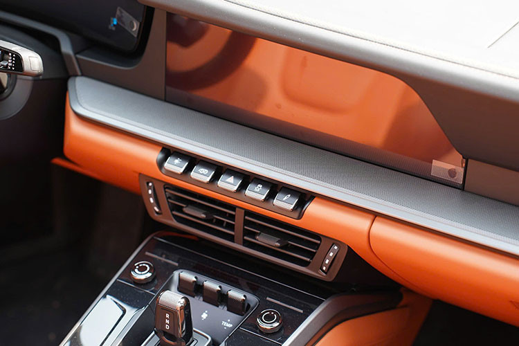 Porsche kết nối cả hai động cơ điện với một nguồn pin điện áp cao nhẹ và nhỏ gọn. Kích thước và trọng lượng của khối pin này chỉ tương ứng với ắc quy khởi động 12V thông thường, nhưng lưu trữ năng lượng lên đến 1,9 kWh (tổng) và hoạt động ở điện áp 400V. Để tối ưu trọng lượng tổng thể, Porsche đã lắp đặt pin lithium-ion nhẹ cho hệ thống điện 12V trên xe.