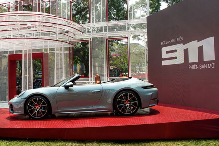 Theo Porsche Việt Nam, 911 thế hệ mới được giới thiệu với 8 biến thể. Mức giá xe Porsche 911 2025 mới bao gồm: 911 Carrera (8,87 tỷ đồng), Carrera T (9,77 tỷ đồng), Carrera S (10,3 tỷ đồng), Carrera GTS (13,2 tỷ đồng); Carrera 4 GTS (13,59 tỷ đồng); 911 Targa 4 GTS (14,54 tỷ đồng); 911 GT3 (16,86 tỷ đồng) và GT3 Touring (16,86 tỷ đồng). 