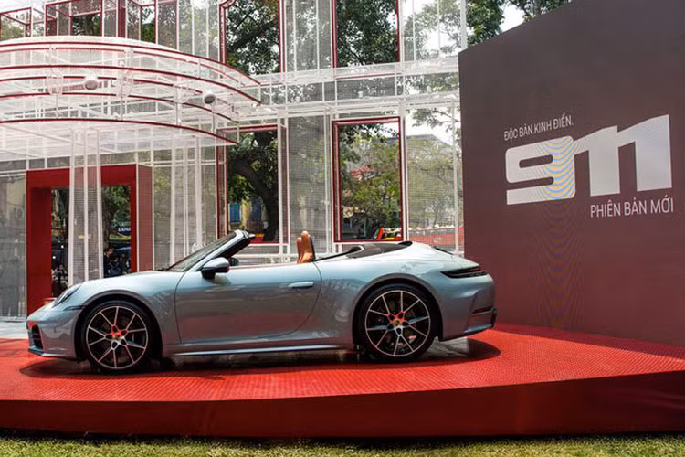 Theo Porsche Việt Nam, 911 thế hệ mới được giới thiệu với 8 biến thể. Mức giá xe Porsche 911 2025 mới bao gồm: 911 Carrera (8,87 tỷ đồng), Carrera T (9,77 tỷ đồng), Carrera S (10,3 tỷ đồng), Carrera GTS (13,2 tỷ đồng); Carrera 4 GTS (13,59 tỷ đồng); 911 Targa 4 GTS (14,54 tỷ đồng); 911 GT3 (16,86 tỷ đồng) và GT3 Touring (16,86 tỷ đồng). 