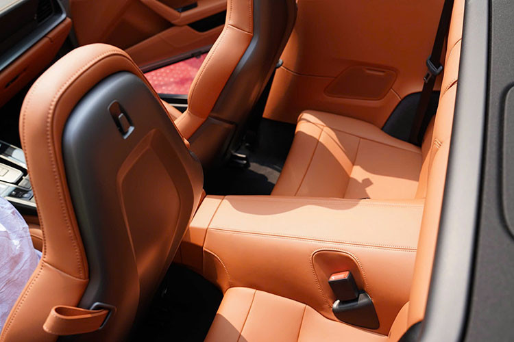 Phiên bản 911 Carrera tiêu chuẩn thế hệ mới tiếp tục được trang bị động cơ boxer tăng áp kép 3.0 lít. Động cơ này đã được cải tiến với các điều chỉnh tùy chọn như bộ làm mát nạp khí kế thừa từ 911 Turbo thế hệ trước, bộ tăng áp được thừa hưởng từ các mẫu GTS thế hệ trước.