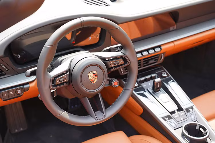 Theo Porsche Việt Nam, hệ thống T-Hybrid trên 911 thế hệ mới gồm 1 động cơ điện tích hợp, được đặt giữa máy nén và bánh xe turbin, ngay lập tức có thể đưa bộ tăng áp lên tốc độ cần thiết và tạo ra áp suất tăng áp tức thì. Một động cơ điện khác nằm trong bộ tăng áp cũng hoạt động như một máy phát điện và tạo ra công suất điện 11kW (15 mã lực).