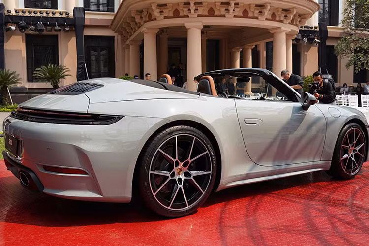 Dòng xe thể thao Porsche 911 là một trong những mẫu xe mang tính biểu tượng nhất trong lịch sử ngành công nghiệp ôtô thế giới. Ra mắt lần đầu vào năm 1963, mẫu xe này đã trải qua nhiều thế hệ nhưng vẫn giữ được thiết kế đặc trưng với kiểu dáng coupe 2 cửa, động cơ đặt sau và hiệu suất cao.