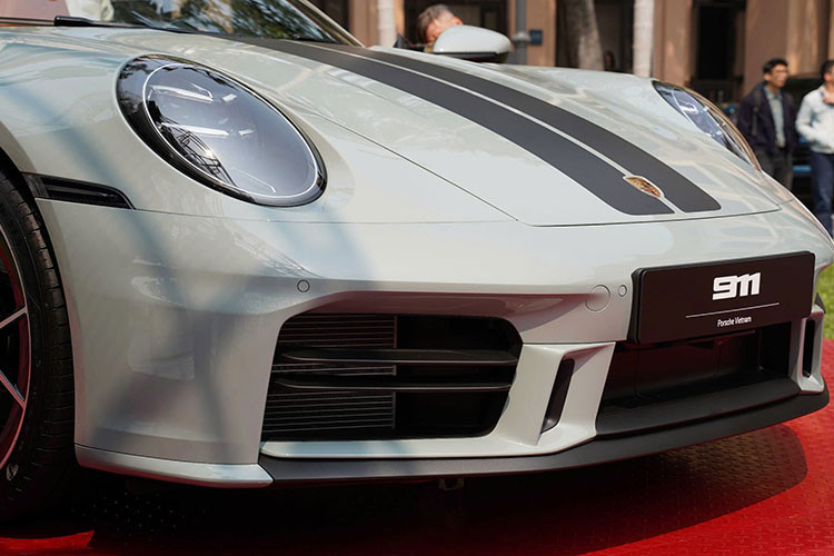 Điểm nổi bật nhất của Porsche 911 chính là sự kết hợp hài hoà giữa kiểu dáng và sức mạnh. Xe được trang bị động cơ 6 xi-lanh đối đỉnh (flat-six), mang lại khả năng tăng tốc nhanh và cảm giác lái phấn khích. Khác với những dòng siêu xe, chủ nhân có thể sử dụng 911 hàng ngày một cách khá thuận tiện.