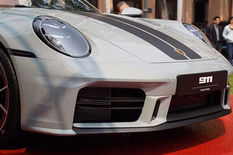 Điểm nổi bật nhất của Porsche 911 chính là sự kết hợp hài hoà giữa kiểu dáng và sức mạnh. Xe được trang bị động cơ 6 xi-lanh đối đỉnh (flat-six), mang lại khả năng tăng tốc nhanh và cảm giác lái phấn khích. Khác với những dòng siêu xe, chủ nhân có thể sử dụng 911 hàng ngày một cách khá thuận tiện.