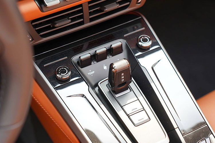 Với những thay đổi mạnh mẽ, Porsche 911 Carrera thế hệ mới có công suất 394 mã lực, mô-men xoắn cực đại 450Nm. Phiên bản này tăng tốc từ 0-100 km/h trong 4,1 giây (3,9 giây với gói độ Sport Chrono) và có tốc độ tối đa 294 km/h.