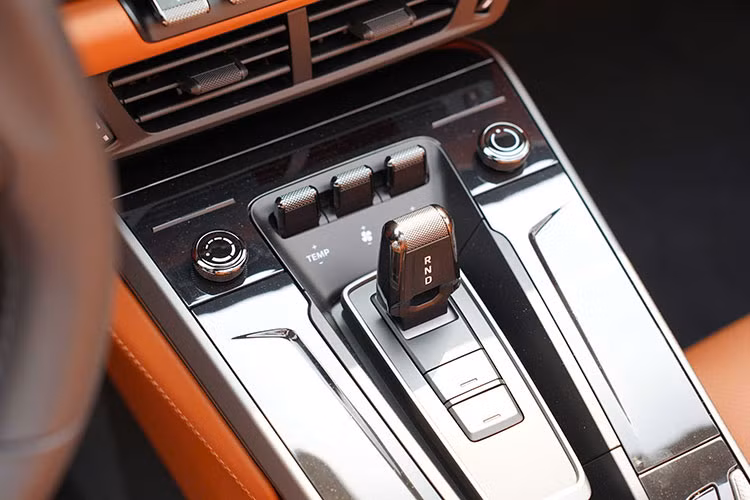 Với những thay đổi mạnh mẽ, Porsche 911 Carrera thế hệ mới có công suất 394 mã lực, mô-men xoắn cực đại 450Nm. Phiên bản này tăng tốc từ 0-100 km/h trong 4,1 giây (3,9 giây với gói độ Sport Chrono) và có tốc độ tối đa 294 km/h.