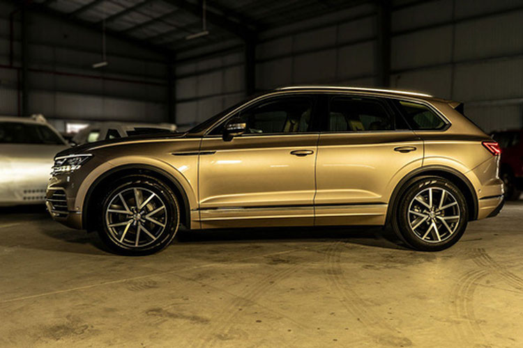 Mẫu SUV Volkswagen Touareg 2019 mới này sở hữu kích thước 4.878mm dài, dài hơn 77mm so với trước, rộng 1.984mm (+44mm) và cao 1.702mm (-8mm). Mặc dù tăng kích thước, trọng lượng xe mới lại nhẹ hơn 106kg nhờ sử dụng cấu trúc khung sườn bằng vật liệu hòa trộn với tỉ lệ nhôm chiếm 48% và thép cường lực 52%.