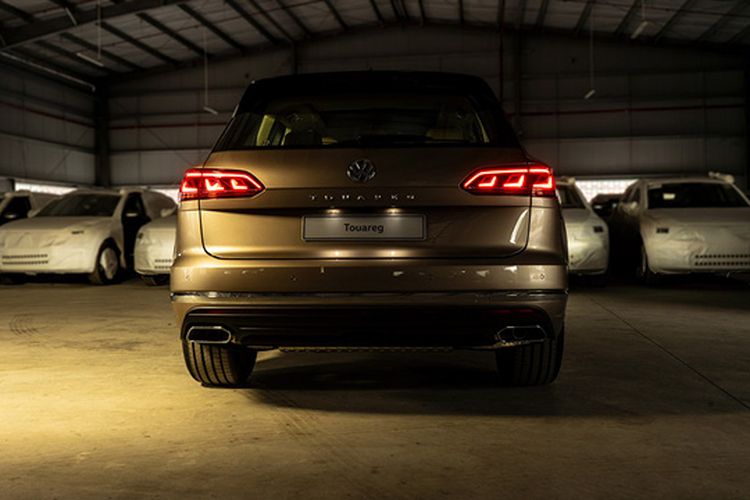 Dưới nắp ca-pô, Touareg 2019 có cả động cơ xăng, dầu và plug-in hybrid, đi kèm hộp số tự động 8 cấp. Bản xăng dùng loại 3.0L V6 công suất 335 mã lực, mô-men xoắn 450 Nm. Bản máy dầu gồm 3.0L V6 228 mã lực và 282 mã lực, còn đầu bảng là 4.0L V8 công suất 417 mã lực, mô-men xoắn cực đại 900 Nm. Đối với biến thể plug-in hybrid thì có công suất 362 mã lực với phạm vi di chuyển bằng điện 58km.