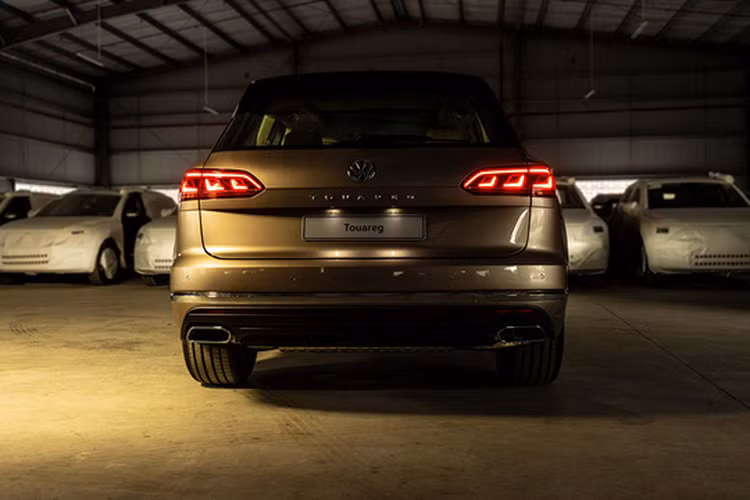 Dưới nắp ca-pô, Touareg 2019 có cả động cơ xăng, dầu và plug-in hybrid, đi kèm hộp số tự động 8 cấp. Bản xăng dùng loại 3.0L V6 công suất 335 mã lực, mô-men xoắn 450 Nm. Bản máy dầu gồm 3.0L V6 228 mã lực và 282 mã lực, còn đầu bảng là 4.0L V8 công suất 417 mã lực, mô-men xoắn cực đại 900 Nm. Đối với biến thể plug-in hybrid thì có công suất 362 mã lực với phạm vi di chuyển bằng điện 58km.