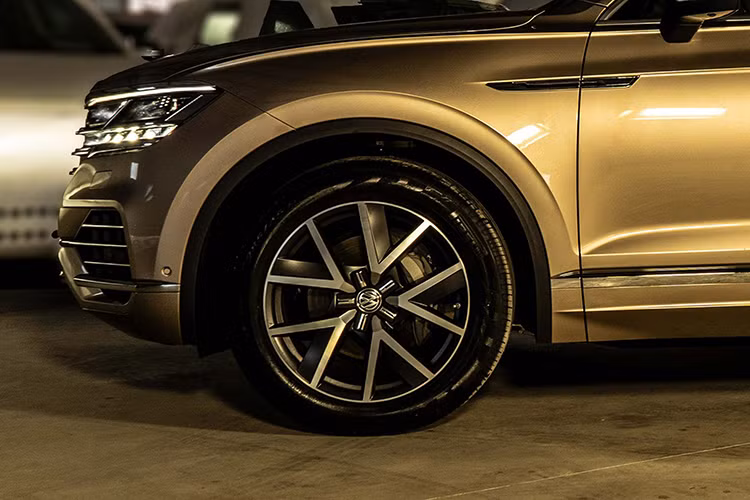 Các công nghệ mới được ứng dụng trên Touareg 2019 bao gồm một danh sách dày đặc các trang bị như hỗ trợ nhìn đêm Night Vision (đoán nhận người và động vật trong đêm tối nhờ camera hồng ngoại), hỗ trợ làn đường với khả năng bán tự động đánh lái và giữ làn đường, tăng tốc và phanh trong dải tốc độ tới 60km/h.