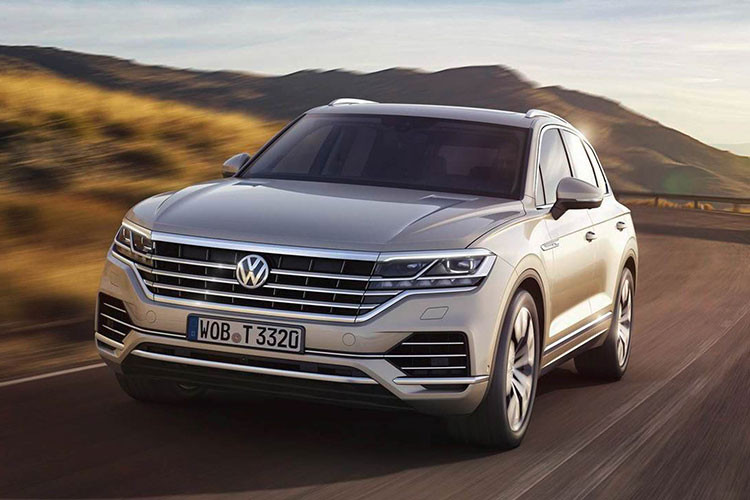 Tính năng hỗ trợ phương tiện giao thông cắt ngang phía trước, hệ thống lái 4 bánh chủ động (cả 2 bánh sau cũng tham gia chuyển hướng lái) giúp xe đổi hướng linh hoạt ổn định hơn; hệ thống ổn định chống lật với các thanh chống lật điều khiển cơ điện tử, đèn pha Matrix LED hay hiển thị thông tin kính lái. Xe sẽ xuất hiện tại VMS 2018 cuối tháng này.