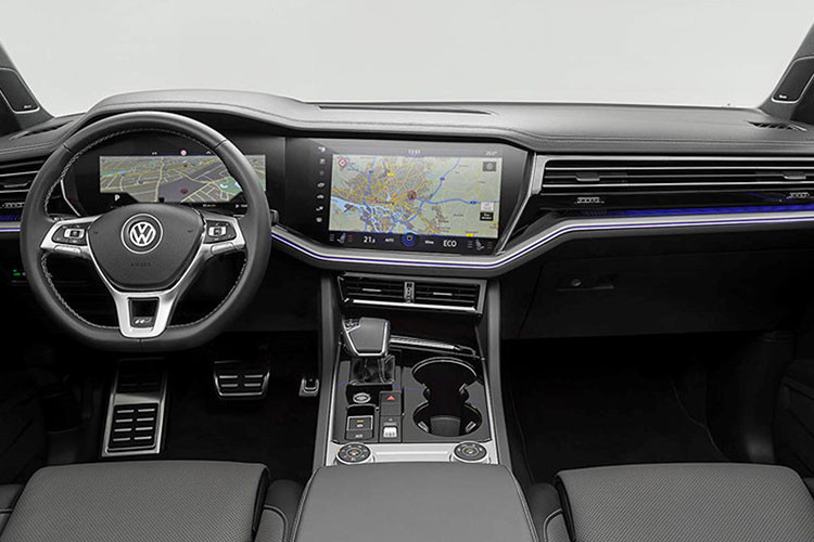 Nội thất mà Volkswagen Touareg 2019 ấn tượng với Innovision Cockpit. Bảng điều khiển trung tâm màn hình cảm ứng 15 inch, cụm đồng hồ kỹ thuật số 12 inch. Một vài nút bấm và cần số vẫn được duy trì cho các chức năng được sử dụng thường xuyên. So với người tiền nhiệm, xe rộng và dài hơn, giúp khoang nội thất rộng rãi tiện nghi hơn. Khoang hành lý cũng được tăng đáng kể từ 697 lít lên mức mới 810 lít.