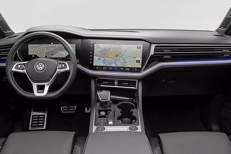 Nội thất mà Volkswagen Touareg 2019 ấn tượng với Innovision Cockpit. Bảng điều khiển trung tâm màn hình cảm ứng 15 inch, cụm đồng hồ kỹ thuật số 12 inch. Một vài nút bấm và cần số vẫn được duy trì cho các chức năng được sử dụng thường xuyên. So với người tiền nhiệm, xe rộng và dài hơn, giúp khoang nội thất rộng rãi tiện nghi hơn. Khoang hành lý cũng được tăng đáng kể từ 697 lít lên mức mới 810 lít.