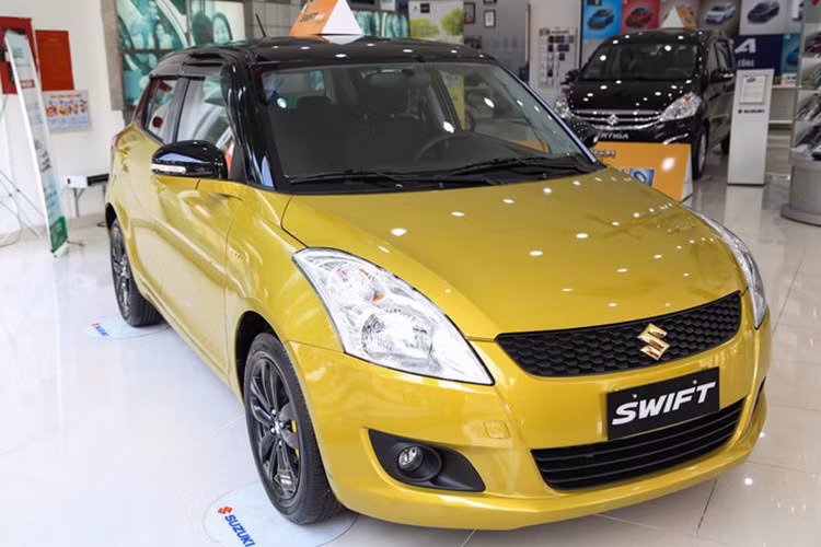 Bước sang năm 2018, trong bảng giá bán lẻ xe của Suzuki Việt Nam vắng bóng mẫu xe Swift. Các mẫu xe đang được hãng phân phối chỉ còn Vitara, Ertiga, Ciaz và xe nhỏ Celerio mới ở hạng mục xe du lịch. Theo một số đại lý chính hãng cho hay, mẫu xe ôtô Suzuki Swift hiện tại đã hết hàng nên không còn được niêm yết giá.